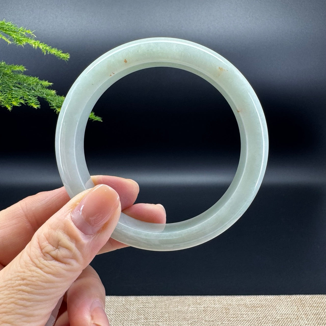 The bangle shape of the half round.The bangle color is green and some sajin.