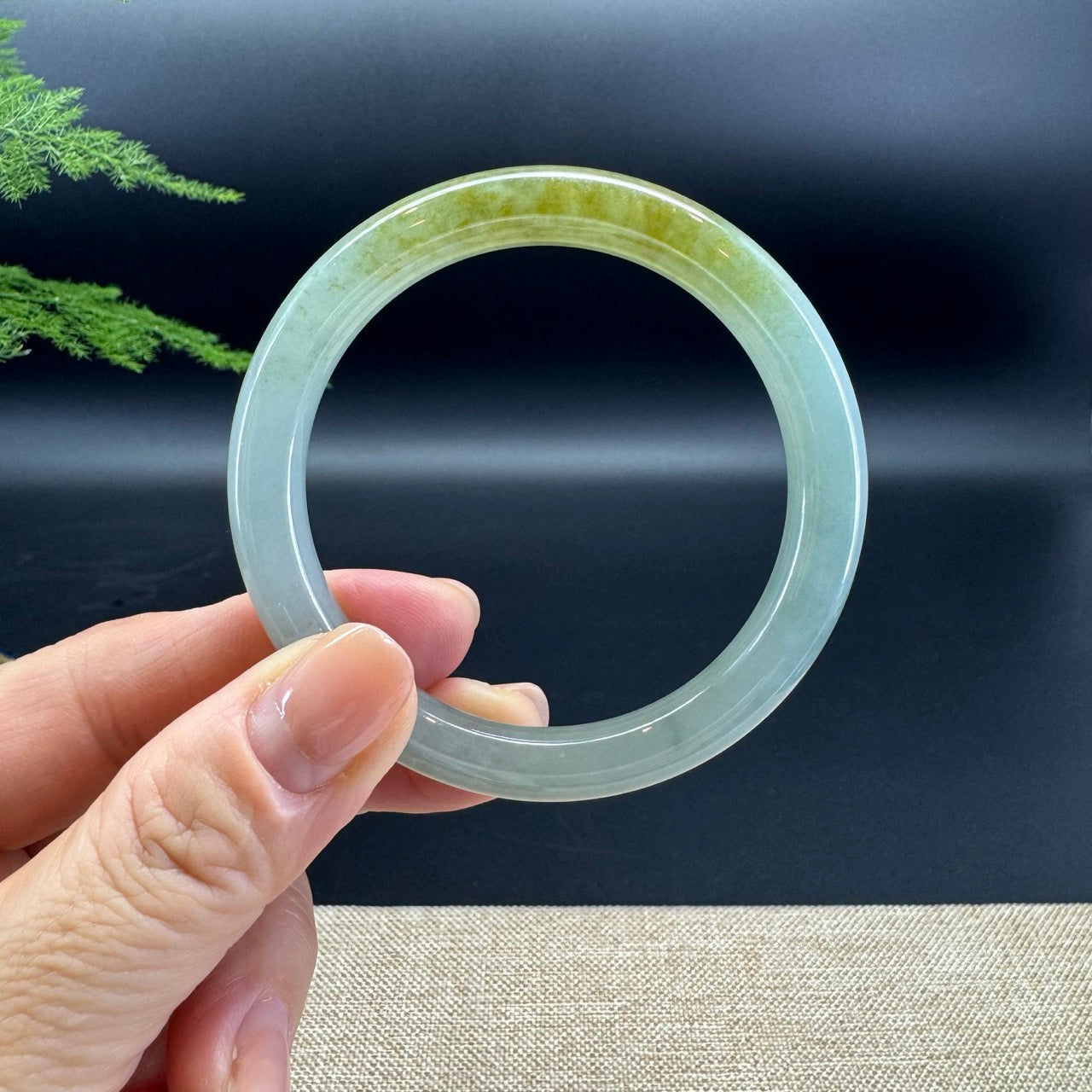 The bangle shape of the round.The bangle color is icy green.