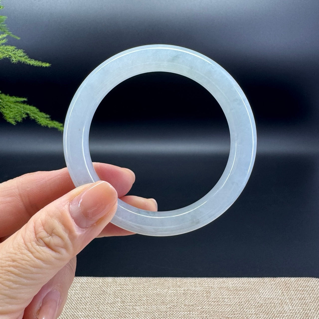 The bangle shape of the round.The bangle color is icy.