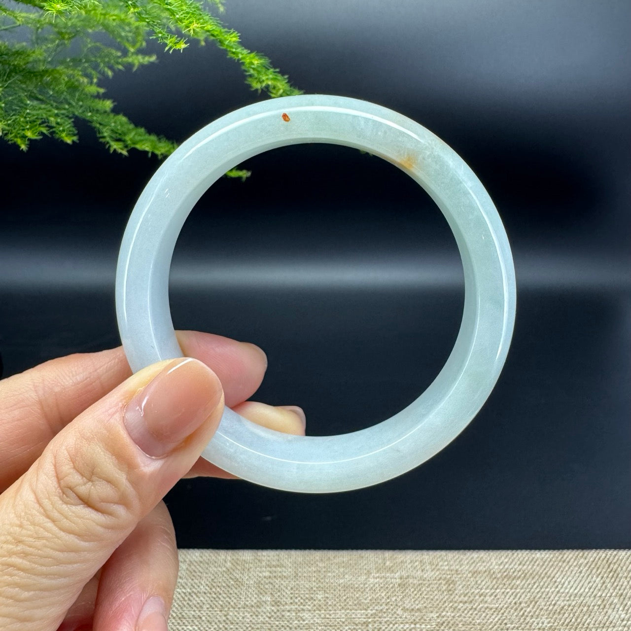The bangle shape of the half round.The bangle color is icy green and sajiin.
