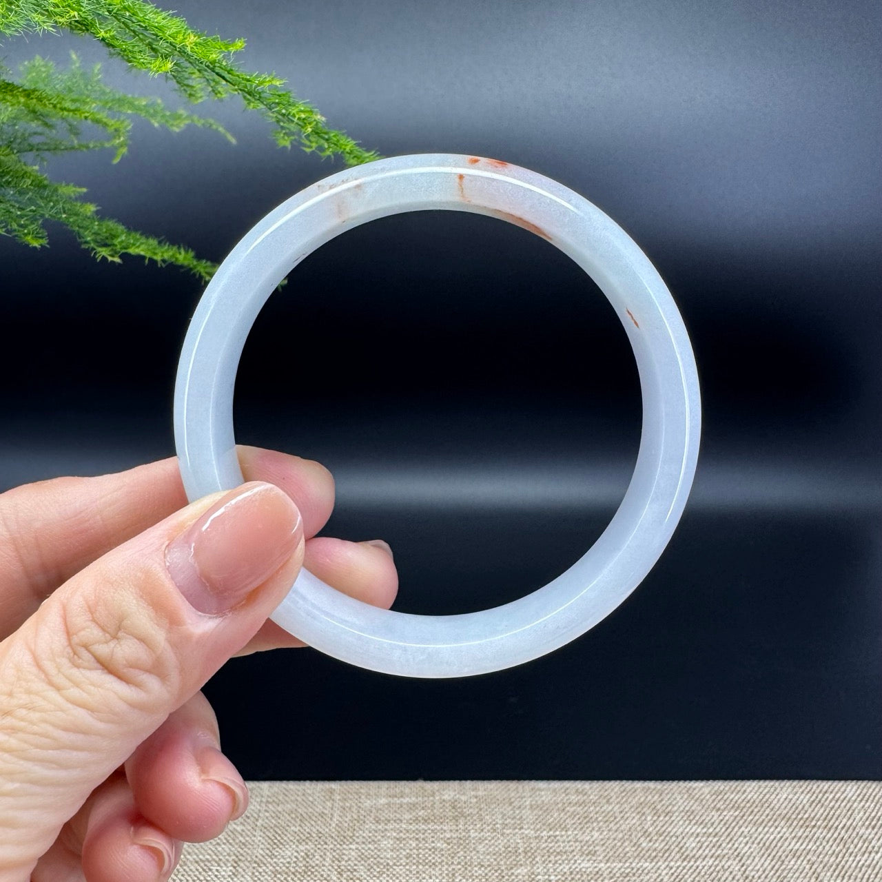 The bangle shape of the half round.The bangle color is lavender and some sajin.