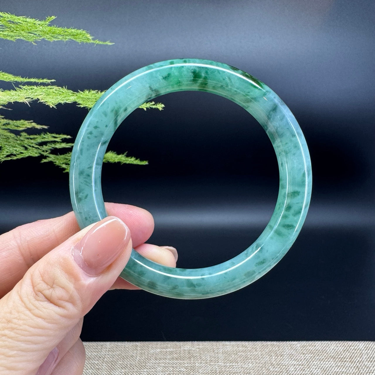 The bangle shape of the round.The bangle color is oil green.
