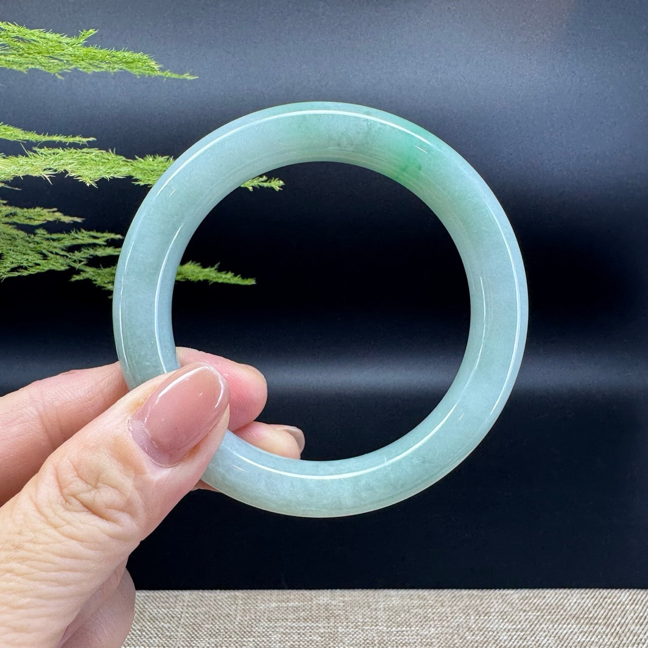 The bangle shape of the round.The bangle color is icy green.