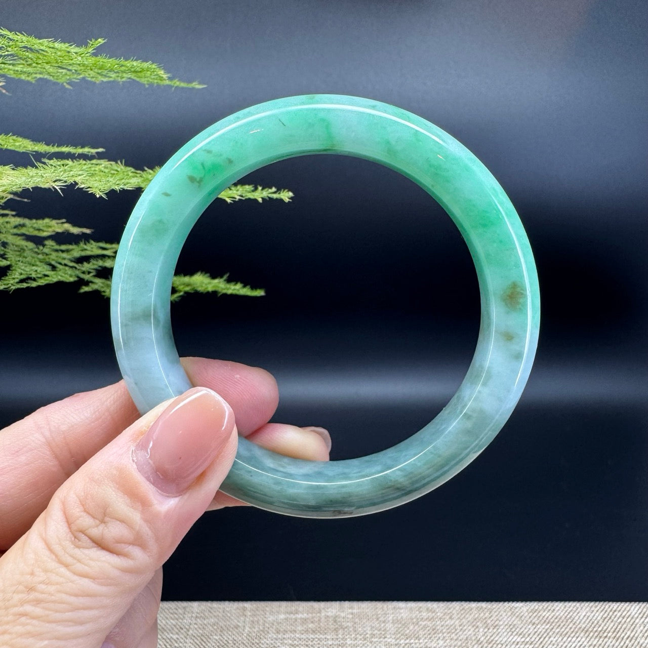 The bangle shape of the half round.The bangle color is lavender spicy green.