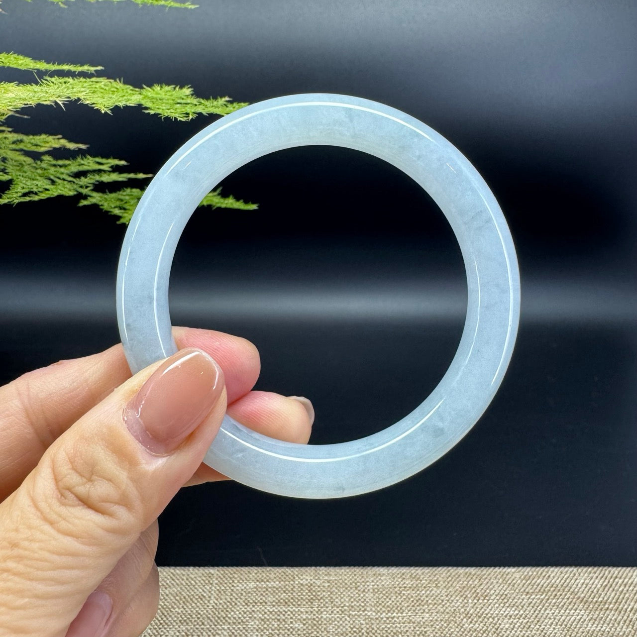 The bangle shape of the round.The bangle color is icy green.