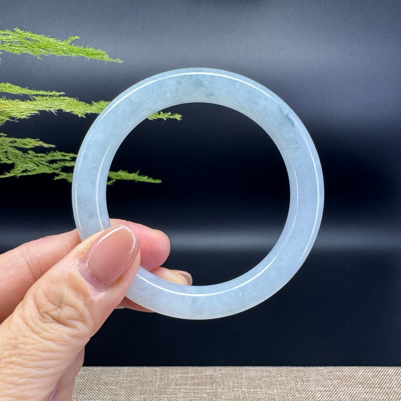 The bangle shape of the round.The bangle color is icy green.