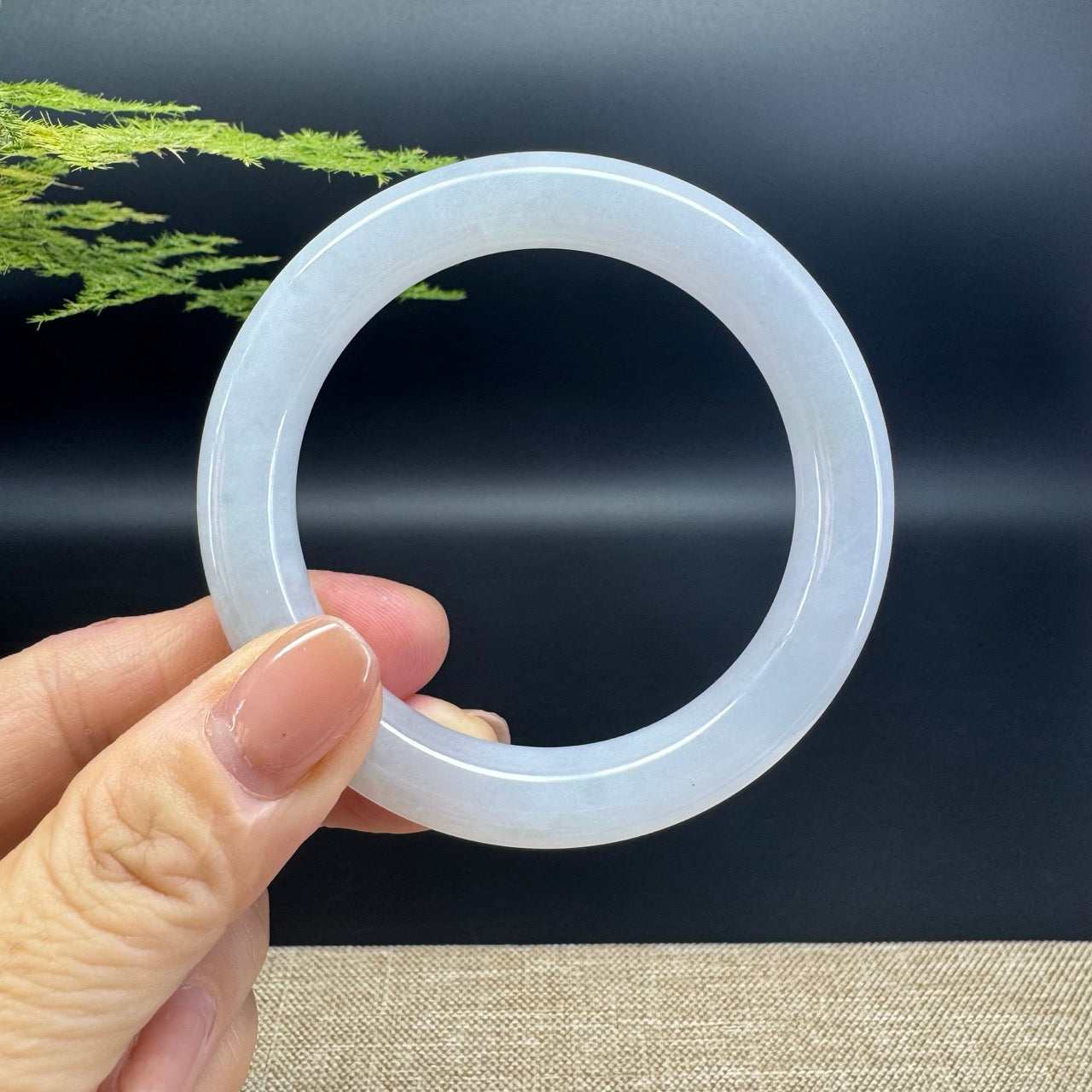 The bangle shape of the round.The bangle color is lavender.