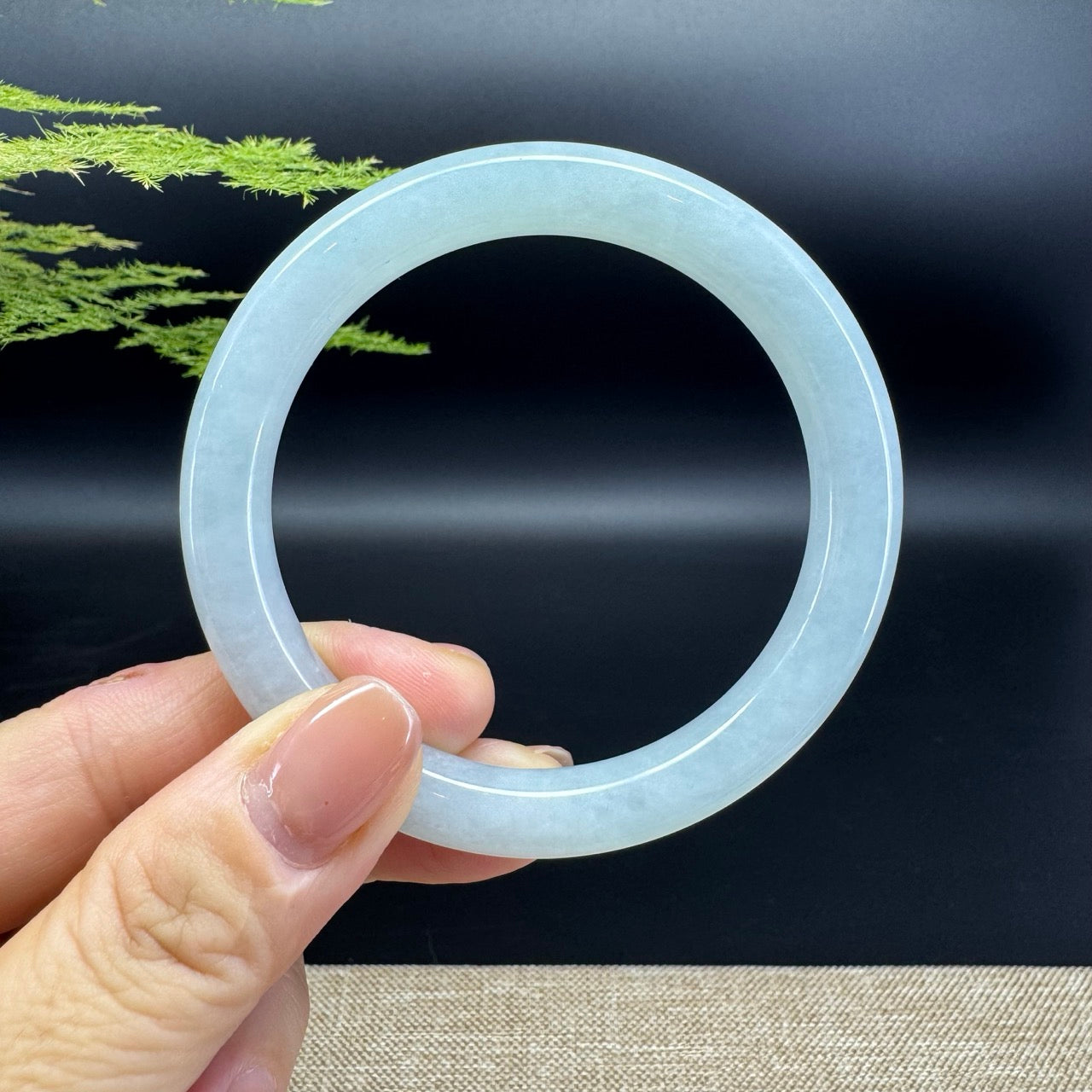 The bangle shape of the round.The bangle color is icy green.
