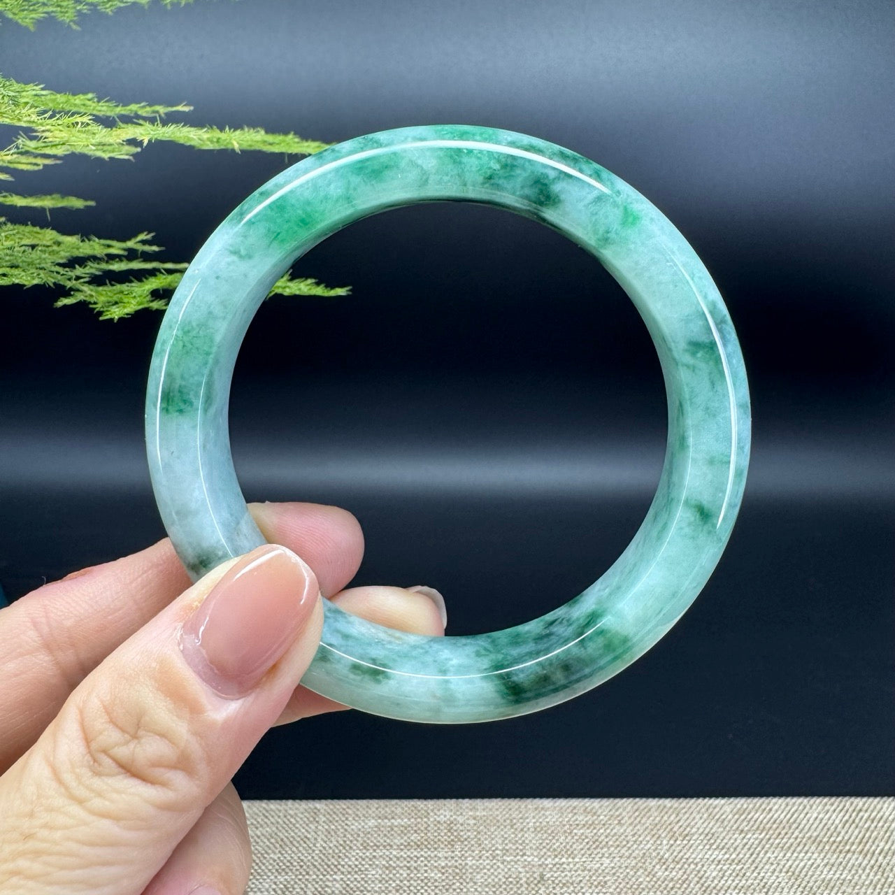 The bangle shape of the half round.The bangle color is green flower.