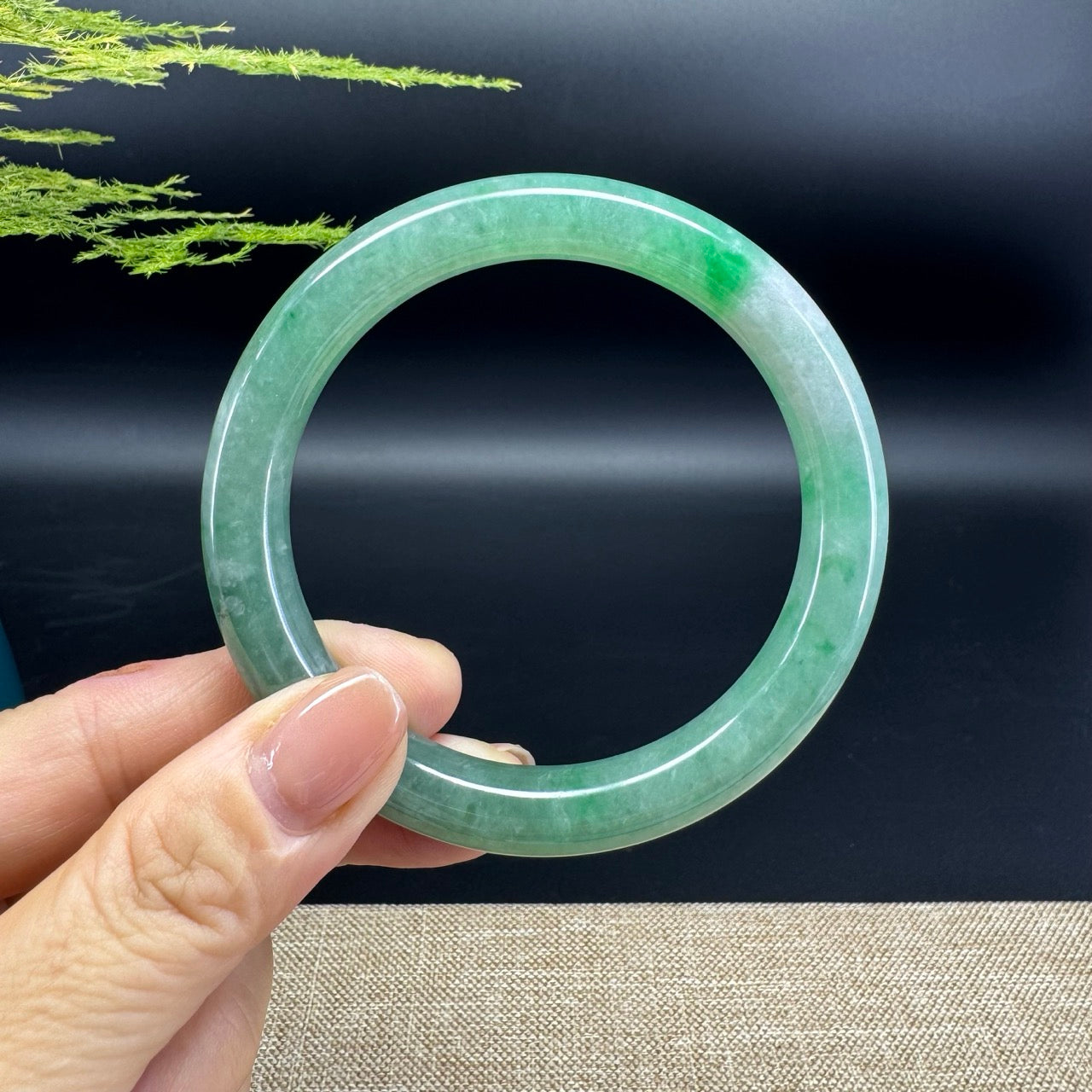 The bangle shape of the round.The bangle color is green.