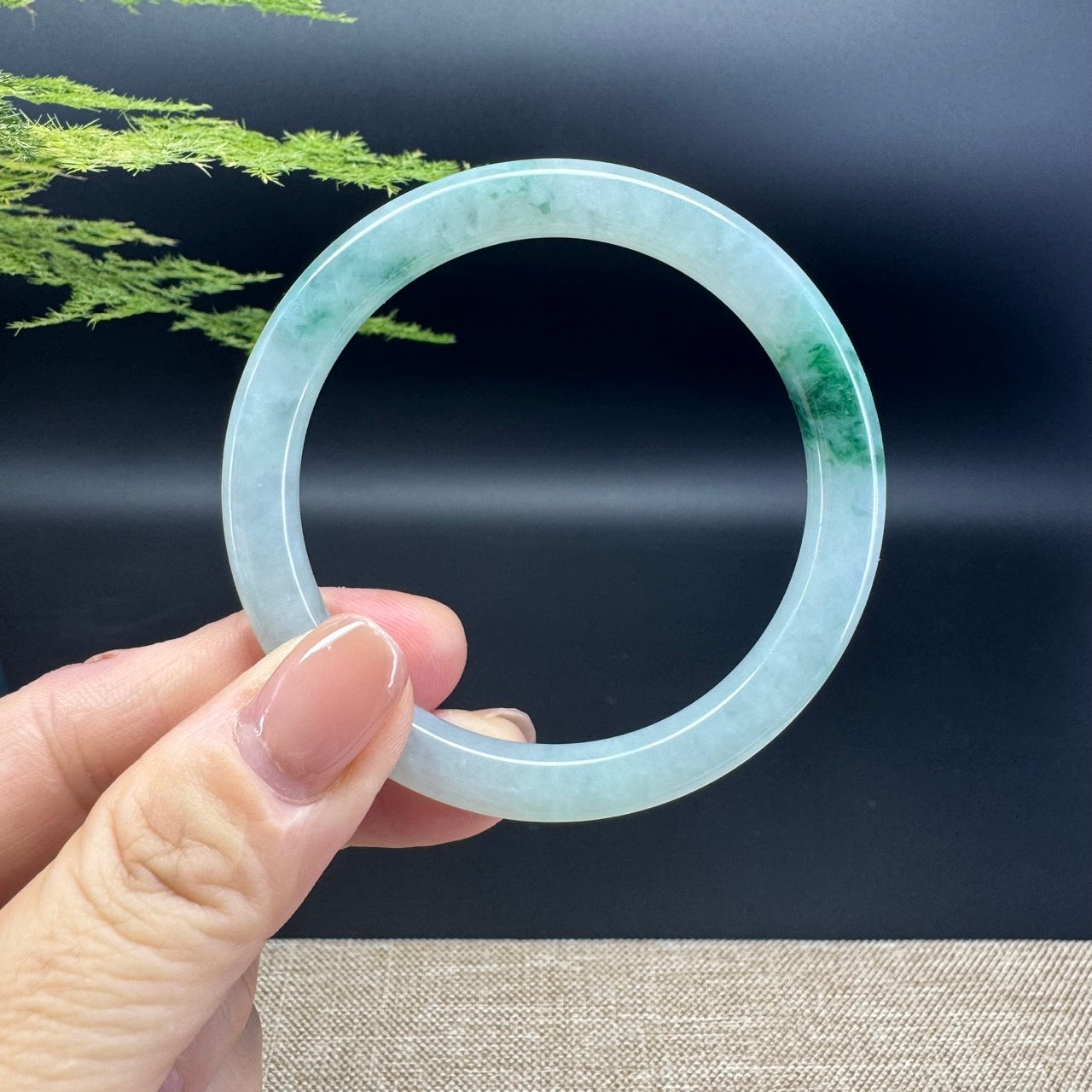 The bangle shape of the round.The bangle color is icy green.