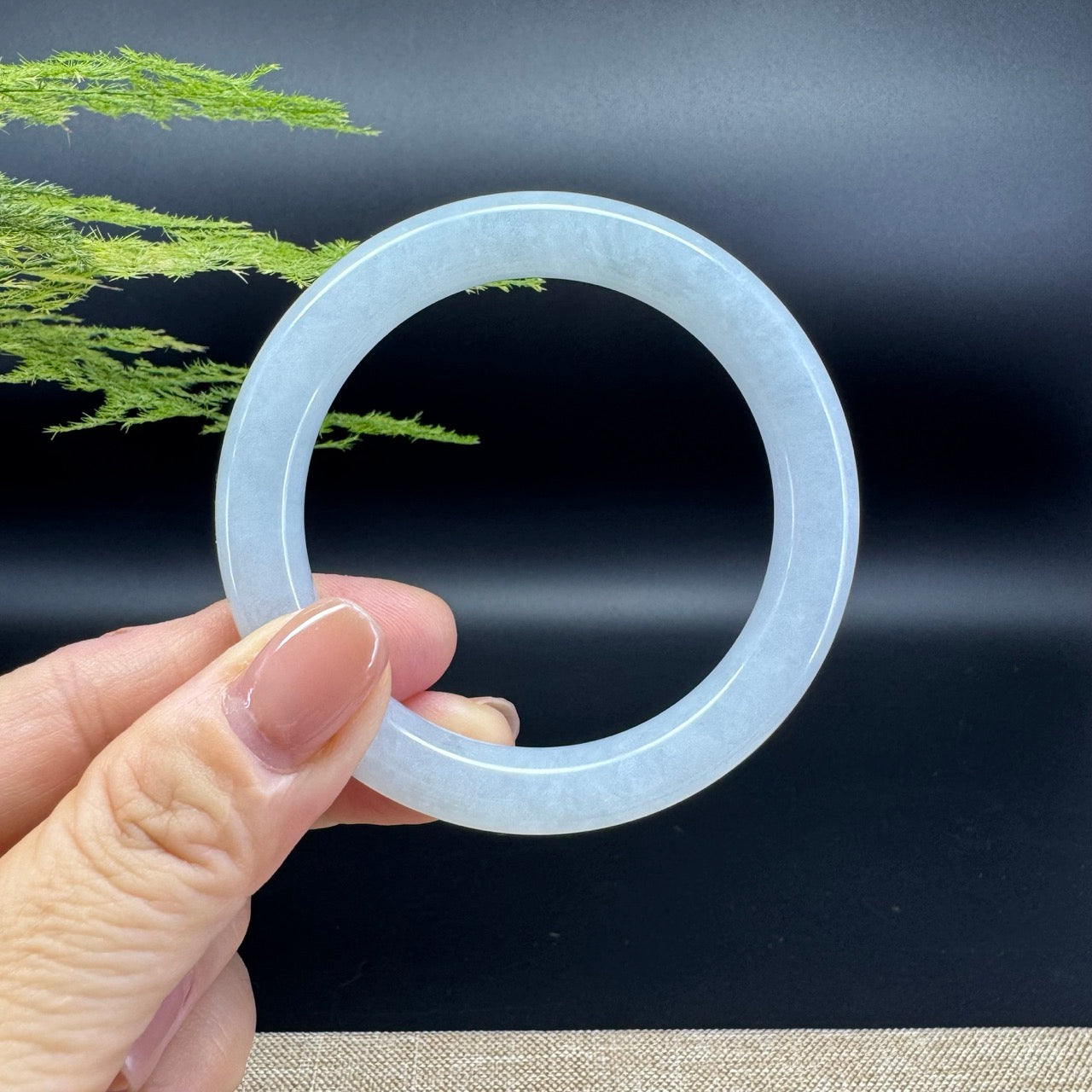 The bangle shape of the round.The bangle color is icy.