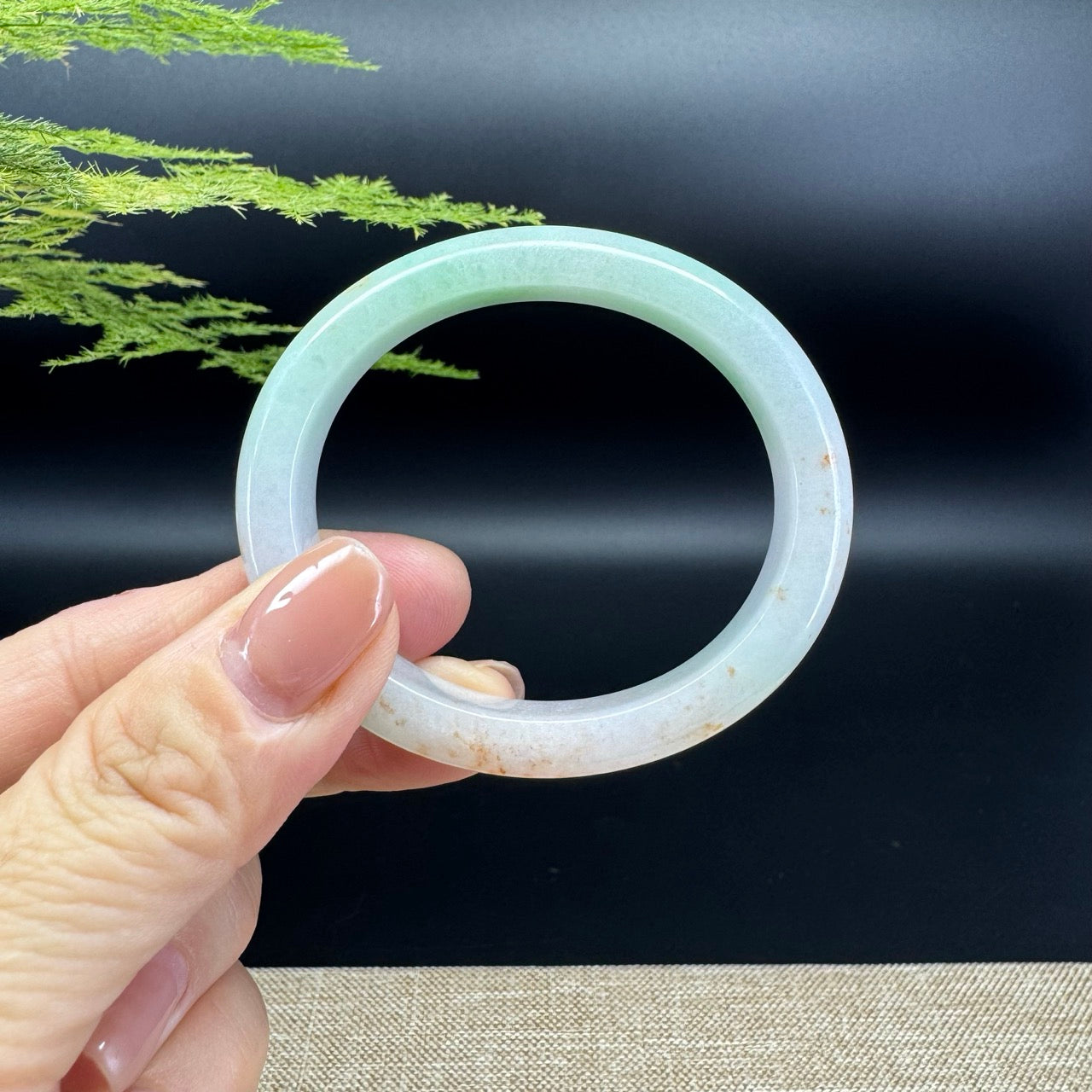 The bangle shape of the half round.The bangle color is icy green and sajin.