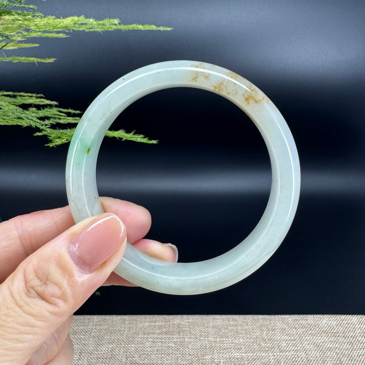 The bangle shape of the half round.The bangle color is icy green and some sajin.