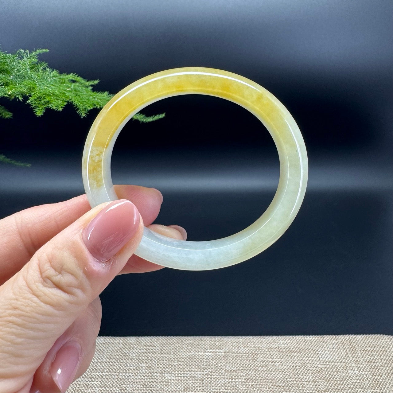 The bangle shape of the oval half round.The bangle color is icy yellow.