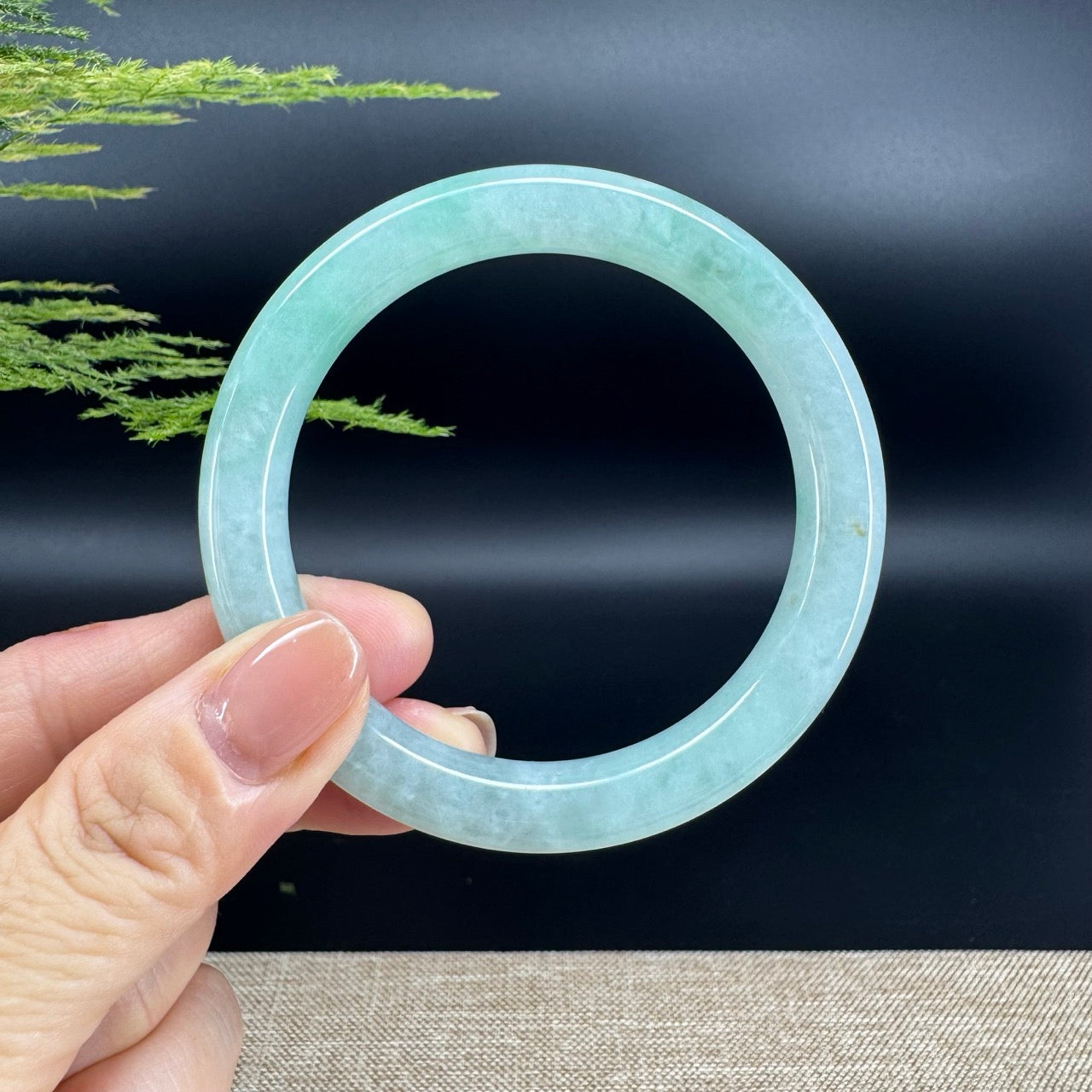 The bangle shape of the round.The bangle color is apple green.
