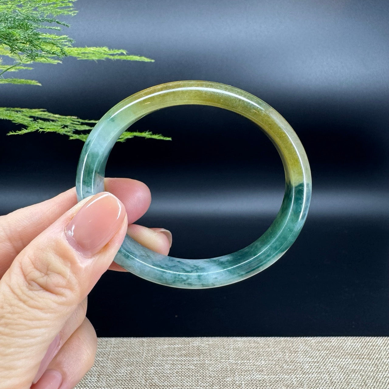 The bangle shape of the oval half round.The bangle color is icy yellow green.