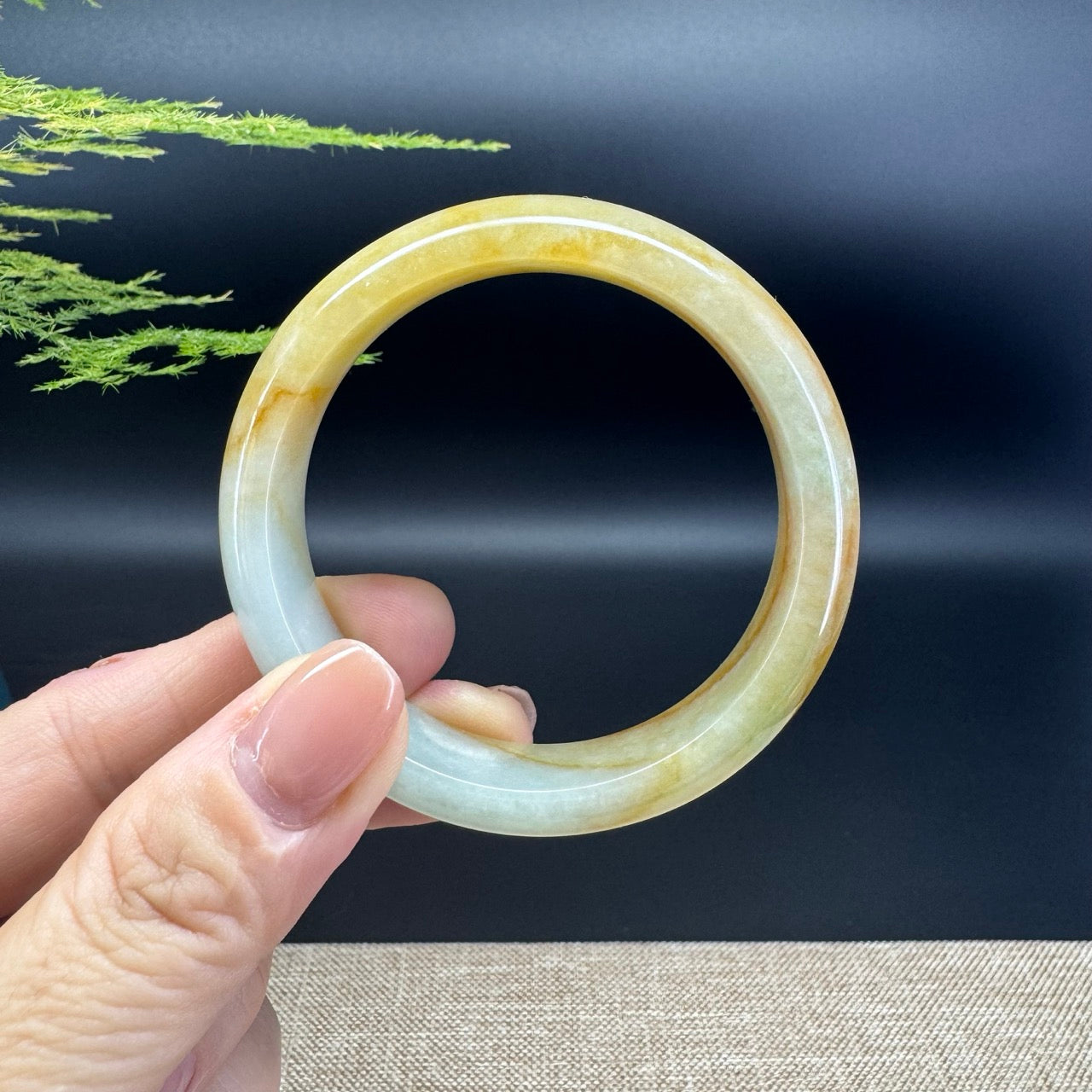 The bangle shape of the half round.The bangle color is icy yellow.