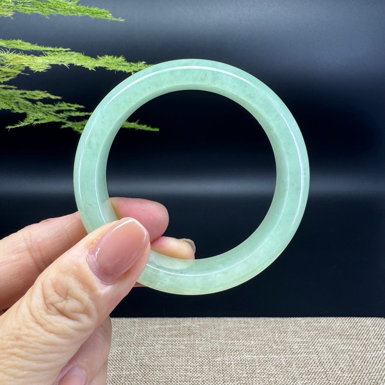 The bangle shape of the half round.The bangle color is grape green.