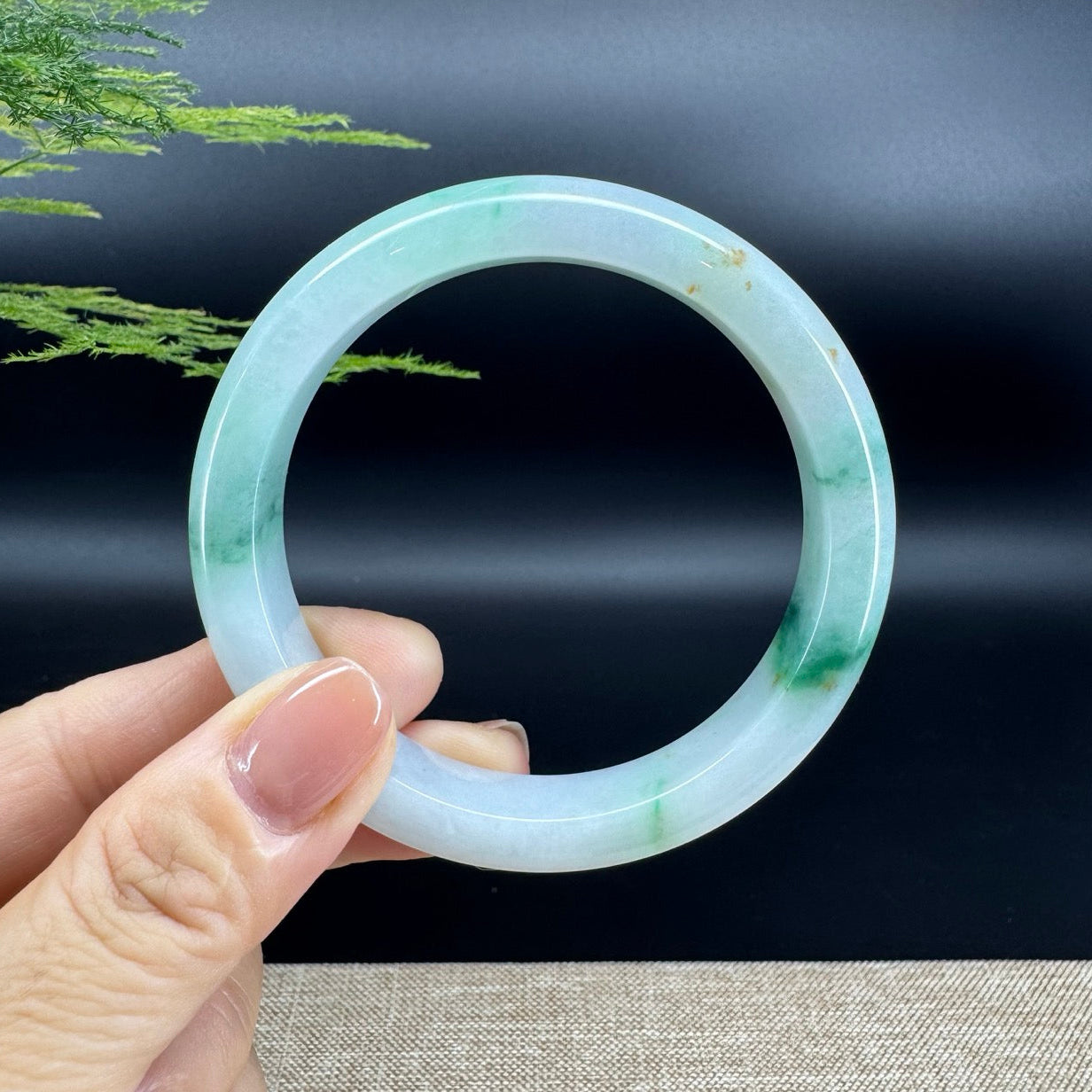 The bangle shape of the half round.The bangle color is icy spicy green and some sajin.