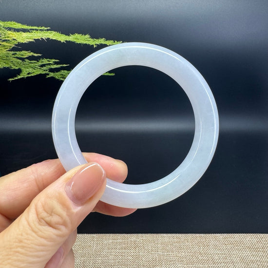 The shape of the bangle is that of a round.The jade is icy color.