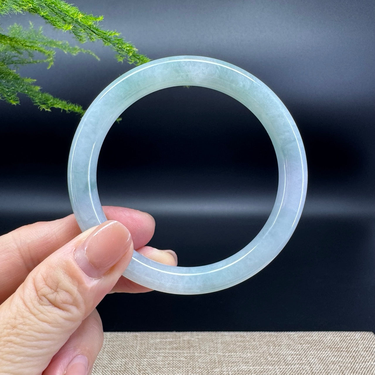 The bangle shape of the round.The bangle color is green.
