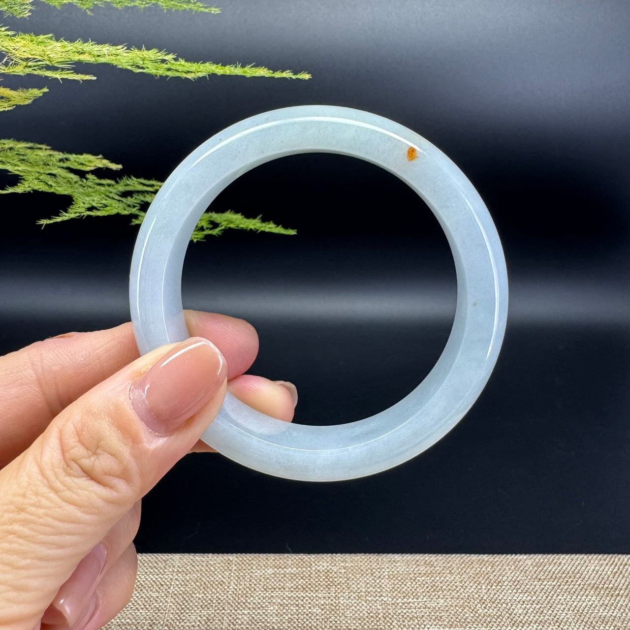 The bangle shape of the half round.The bangle color is icy green and some sajin.