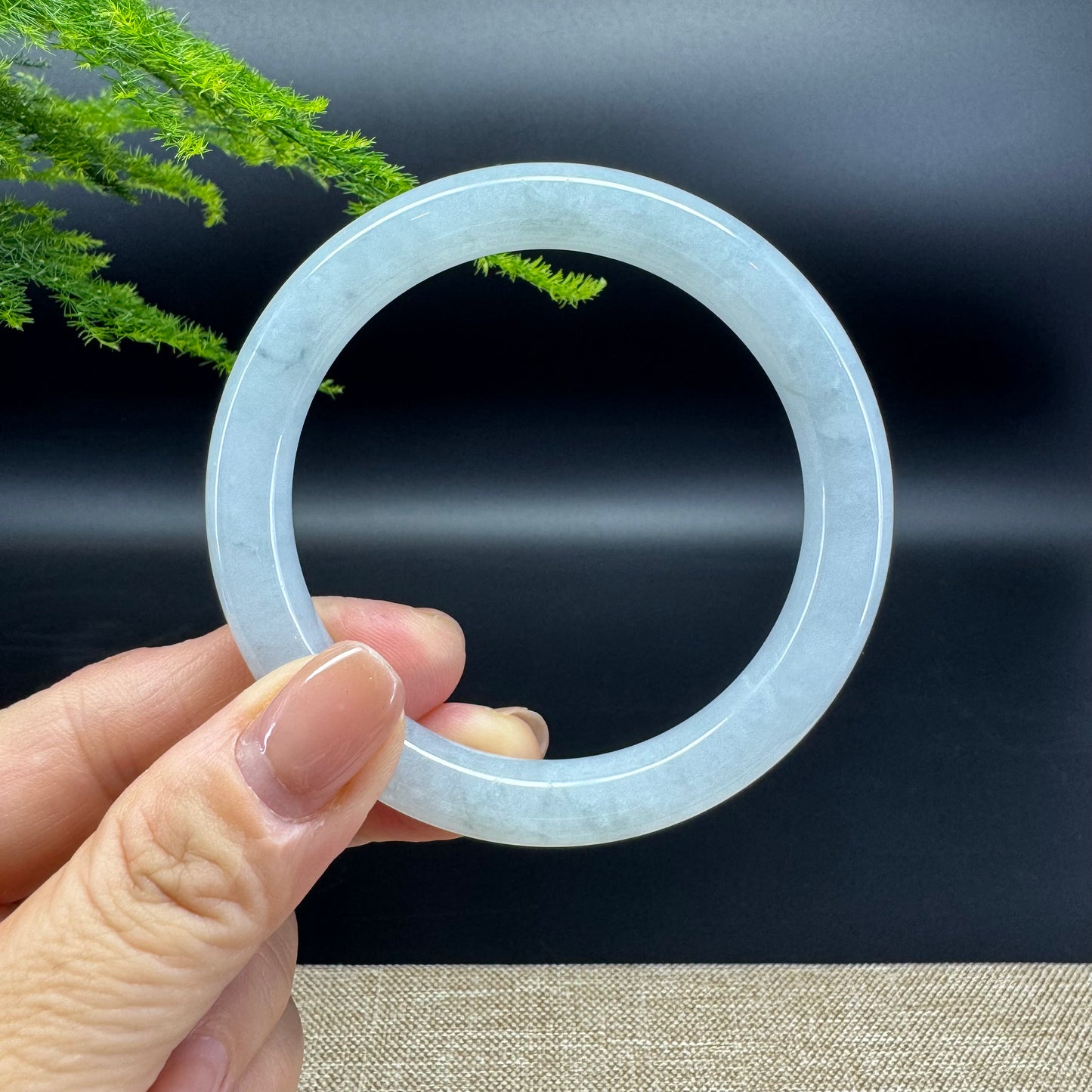 The bangle shape of the round.The bangle color is icy green.