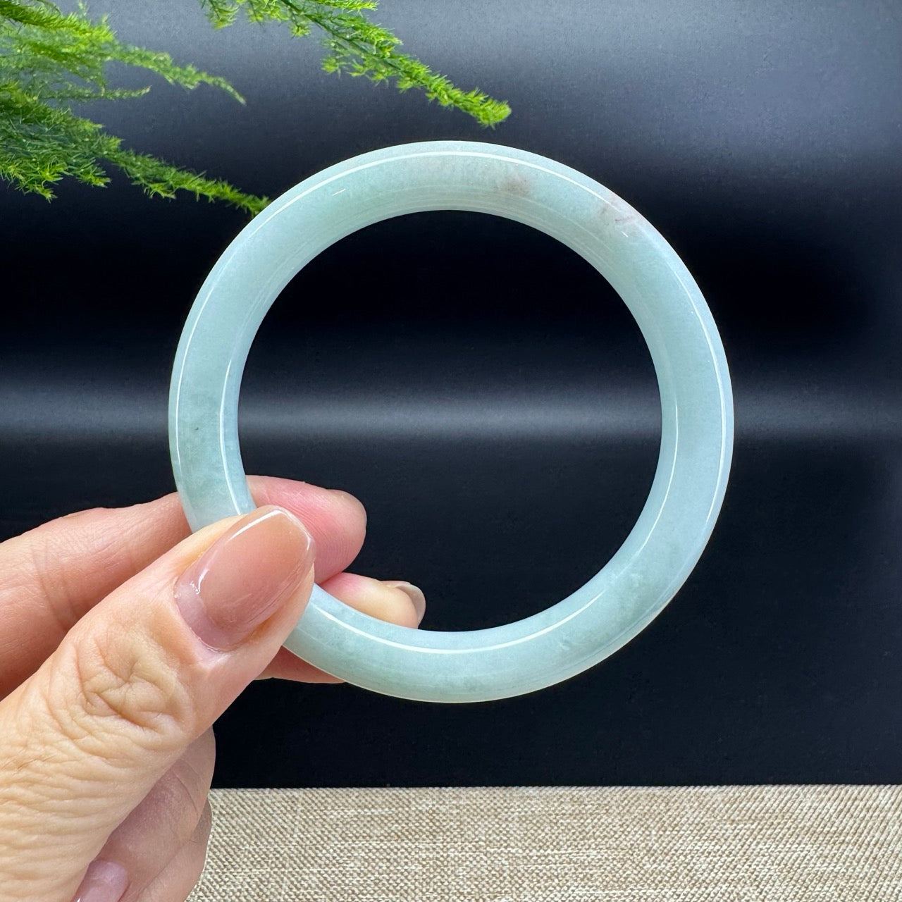The bangle shape of the round.The bangle color is icy green.