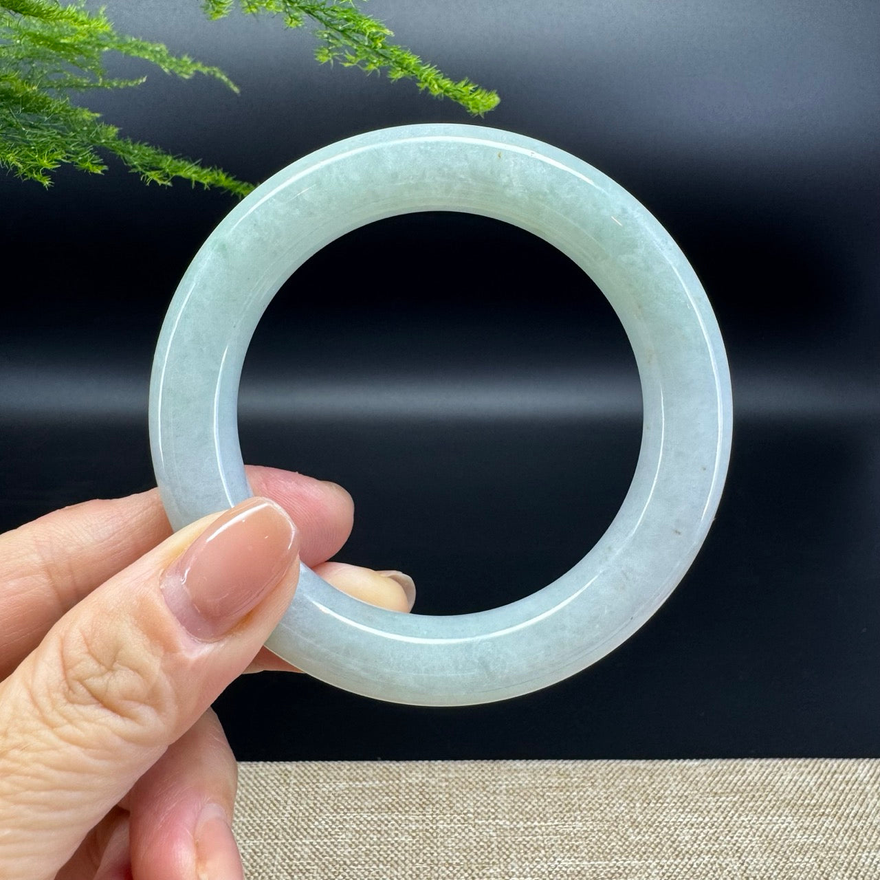 The bangle shape of the round.The bangle color is icy green.