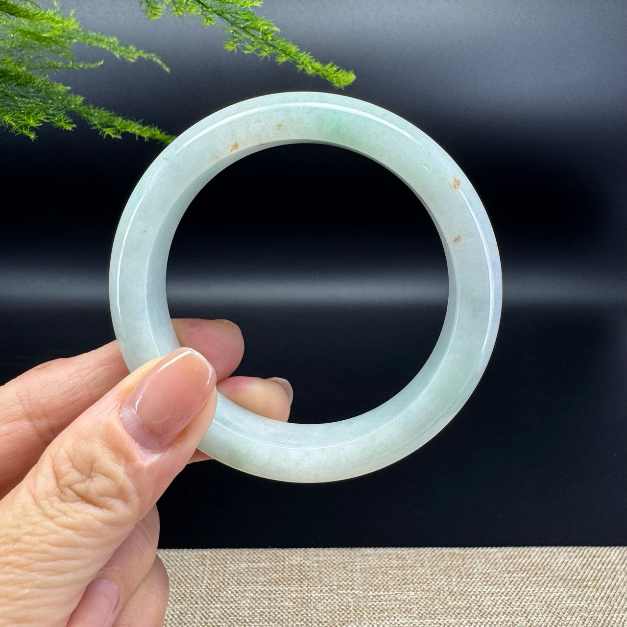The bangle shape of the half round.The bangle color is icy green and some sajin.