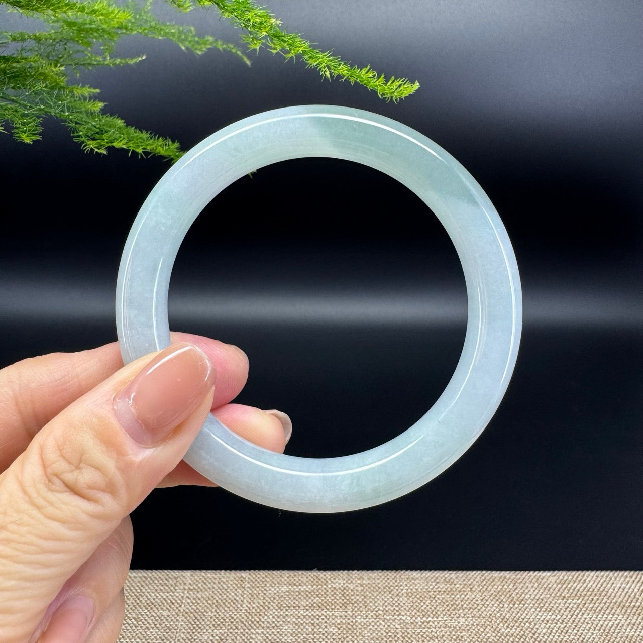 The bangle shape of the round.The bangle color is icy green.