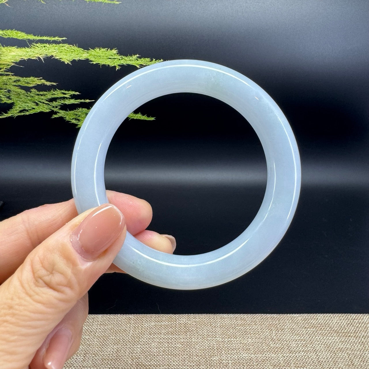 The bangle shape of the round.The bangle color is icy.