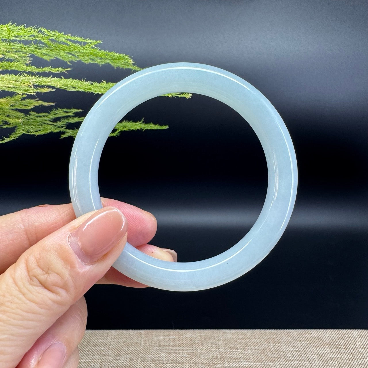 The bangle shape of the round.The bangle color is light green.