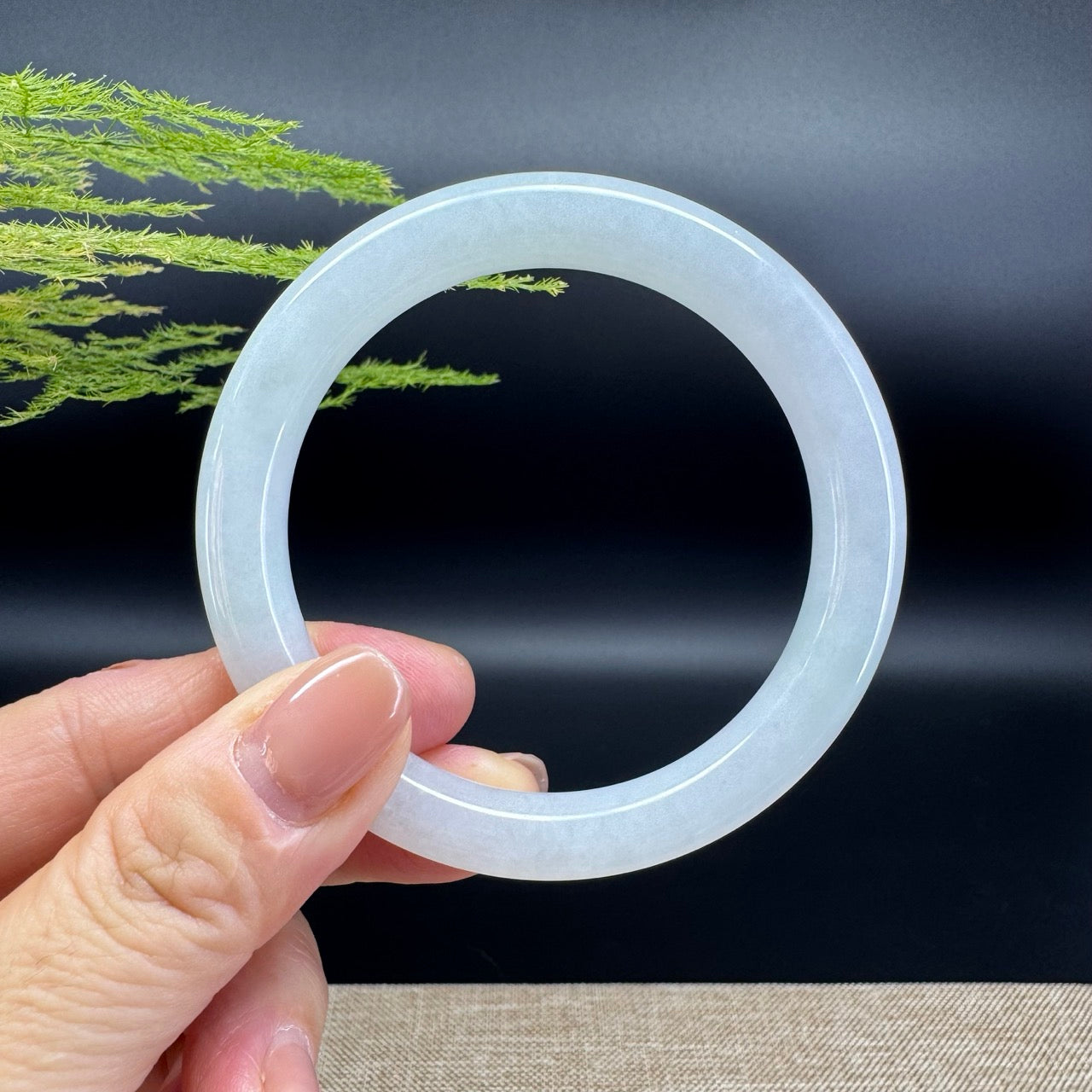 The bangle shape of the round.The bangle color is icy.