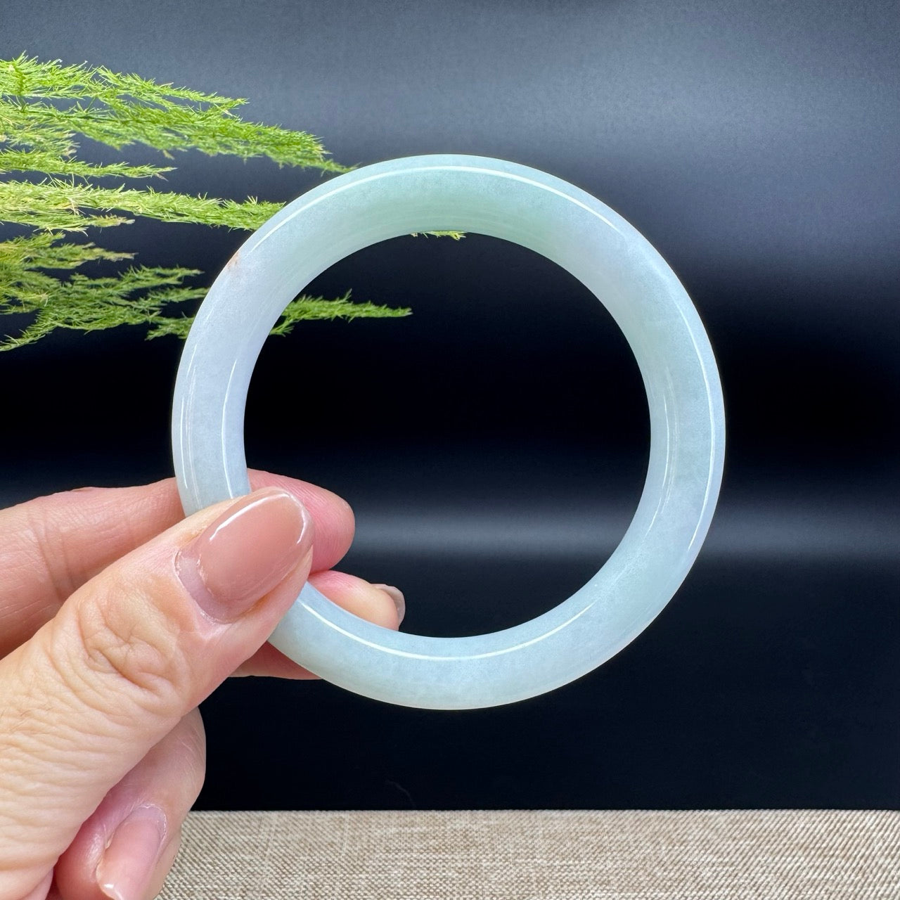 The bangle shape of the round.The bangle color is icy green.