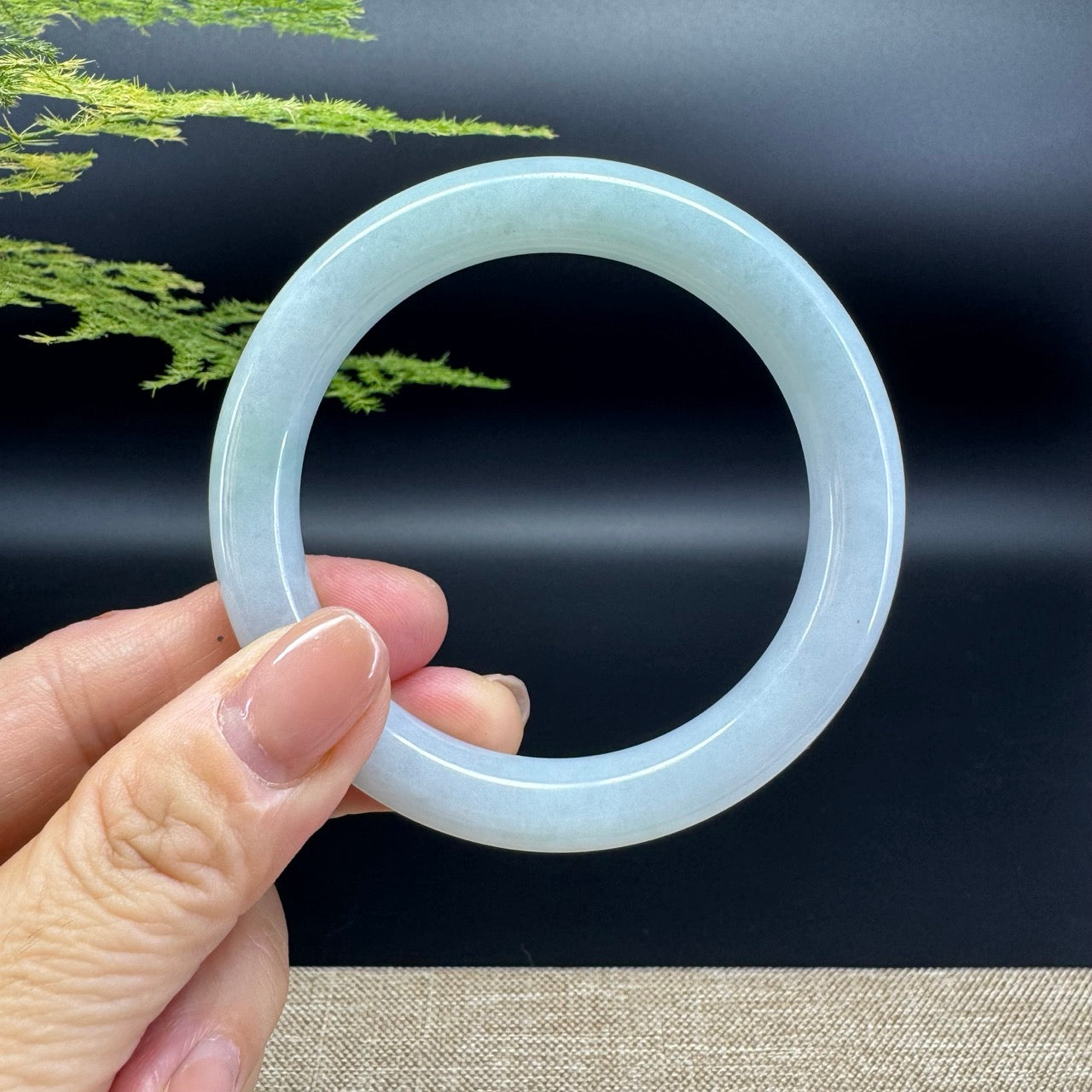 The bangle shape of the round.The bangle color is icy green.