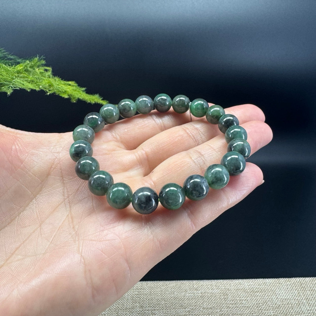 The beads shape of the round.The beads color is wuji green.