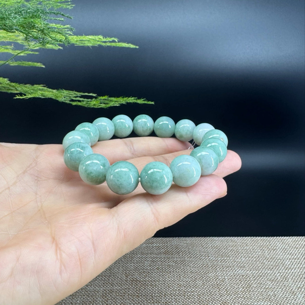 The beads shape of the round.The brads colors are green.