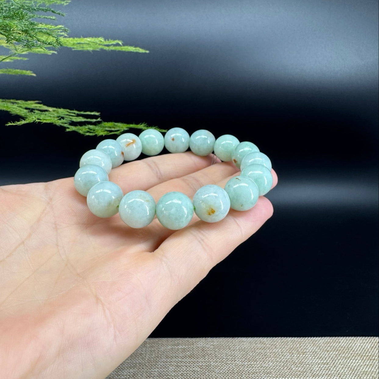 The beads shape of the round.The beads color is apple green and sajin.