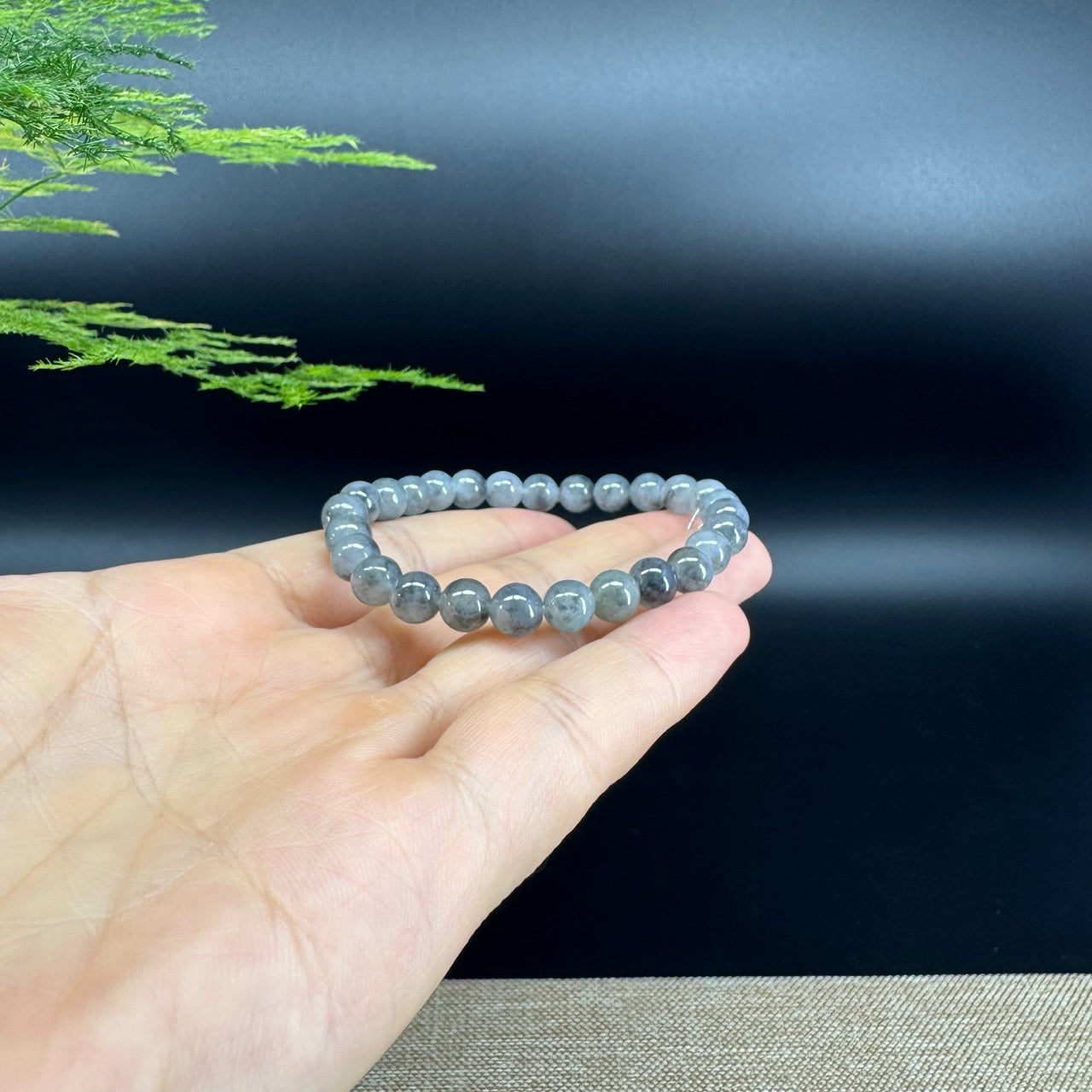 The beads shape of the round.The beads color is wuji black.