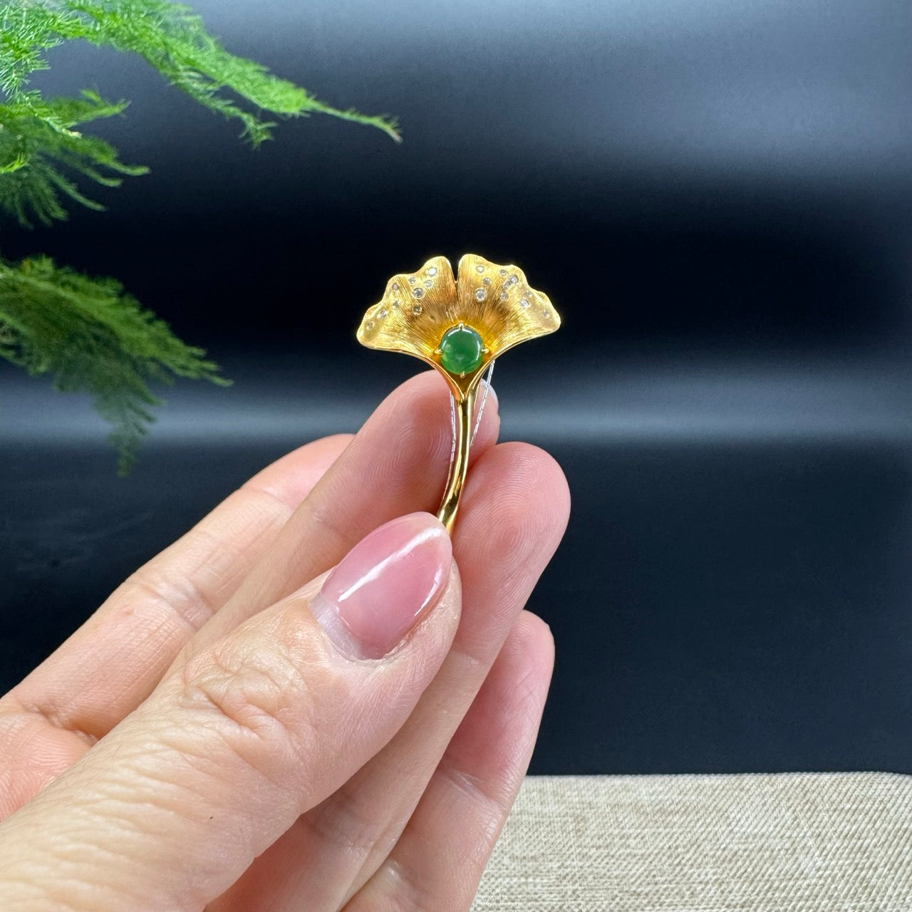 The brooch shape of the ginko leaf.The brooch color is imperial green.