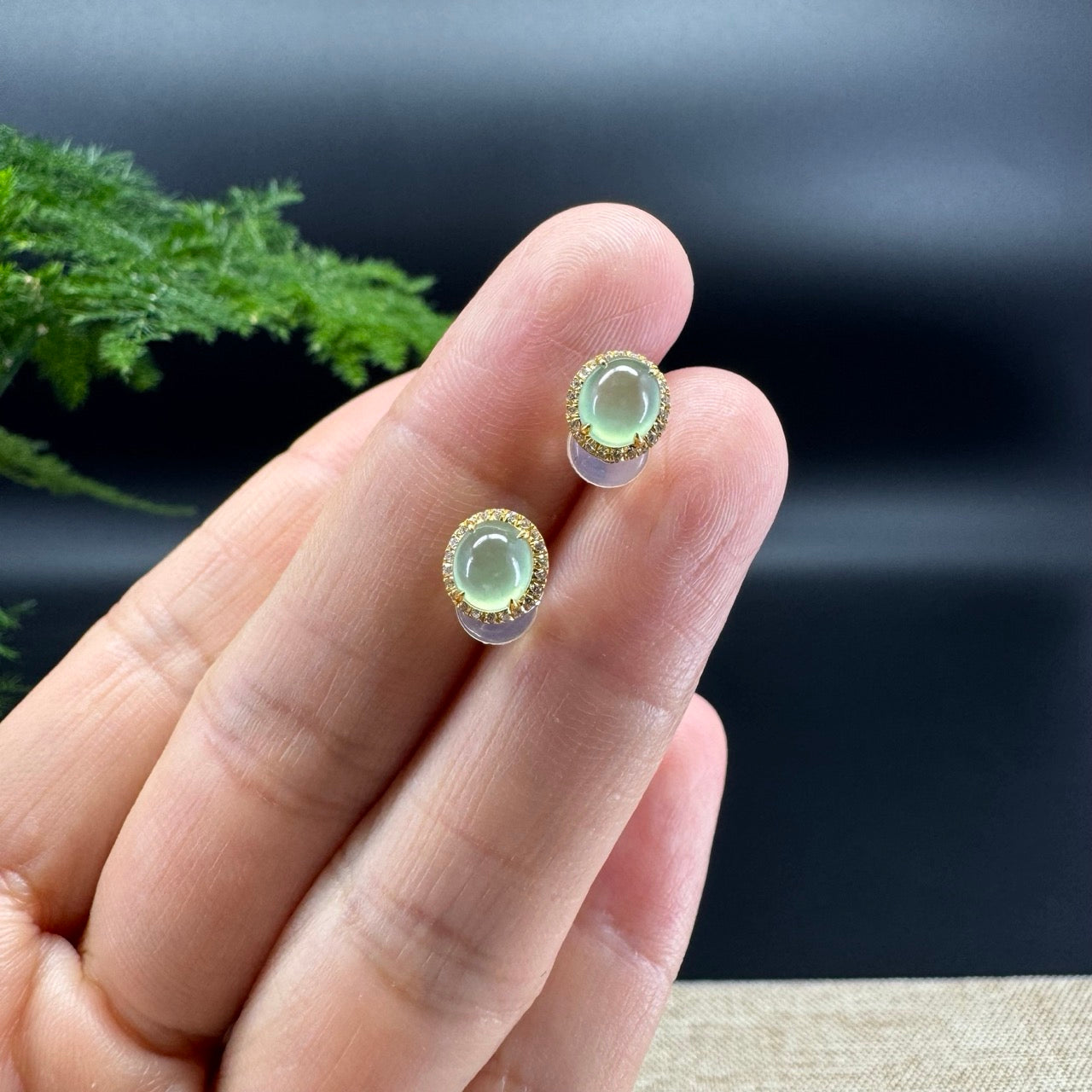The earring shape of the round.The jade color is icy green.
