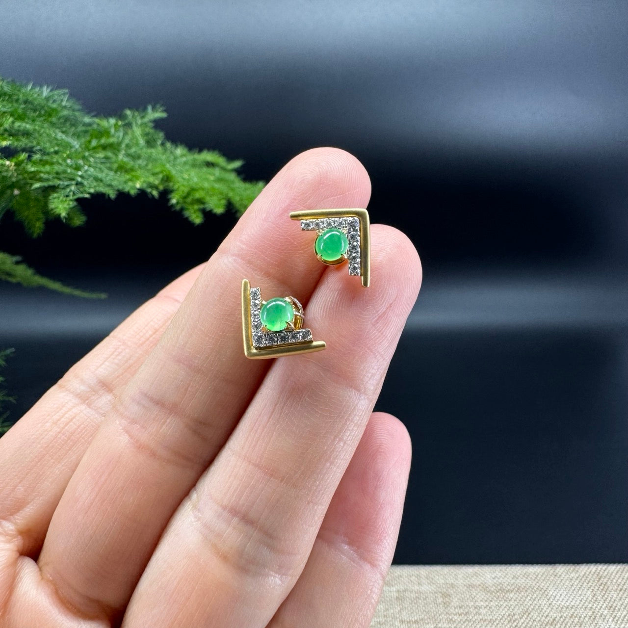 The earring shape of the triangle.The jade color is green.
