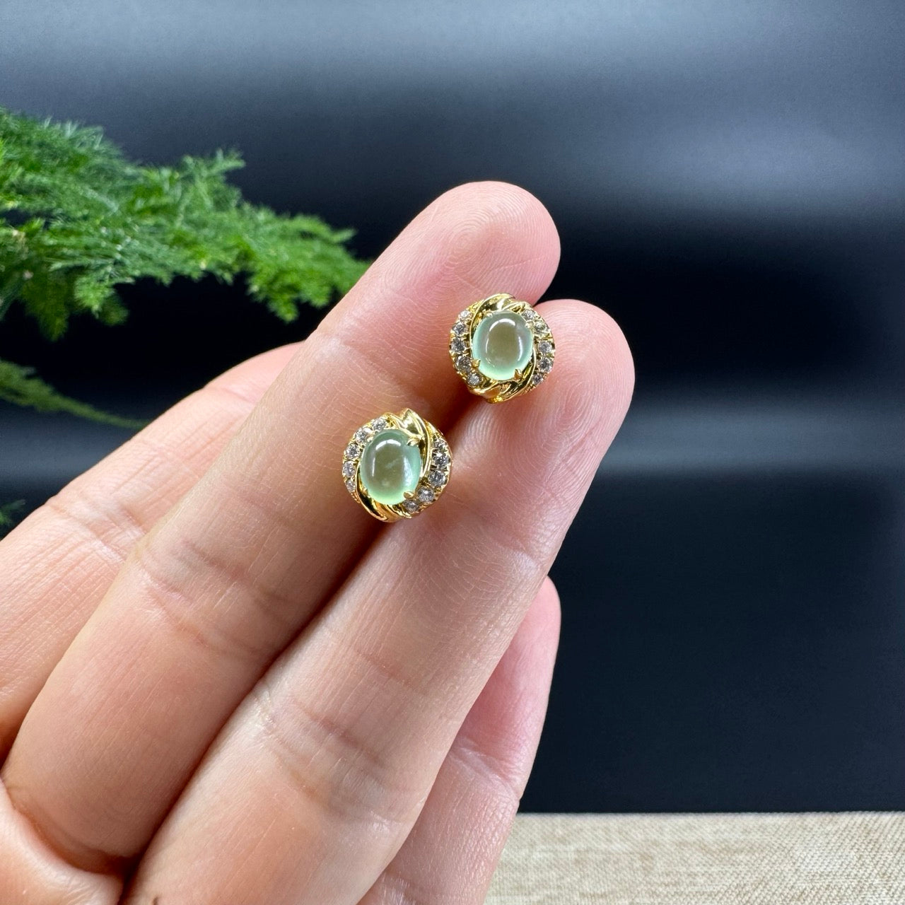 The earring shape of the round with 18k yellow gold and diamonds.The jade color is icy green.
