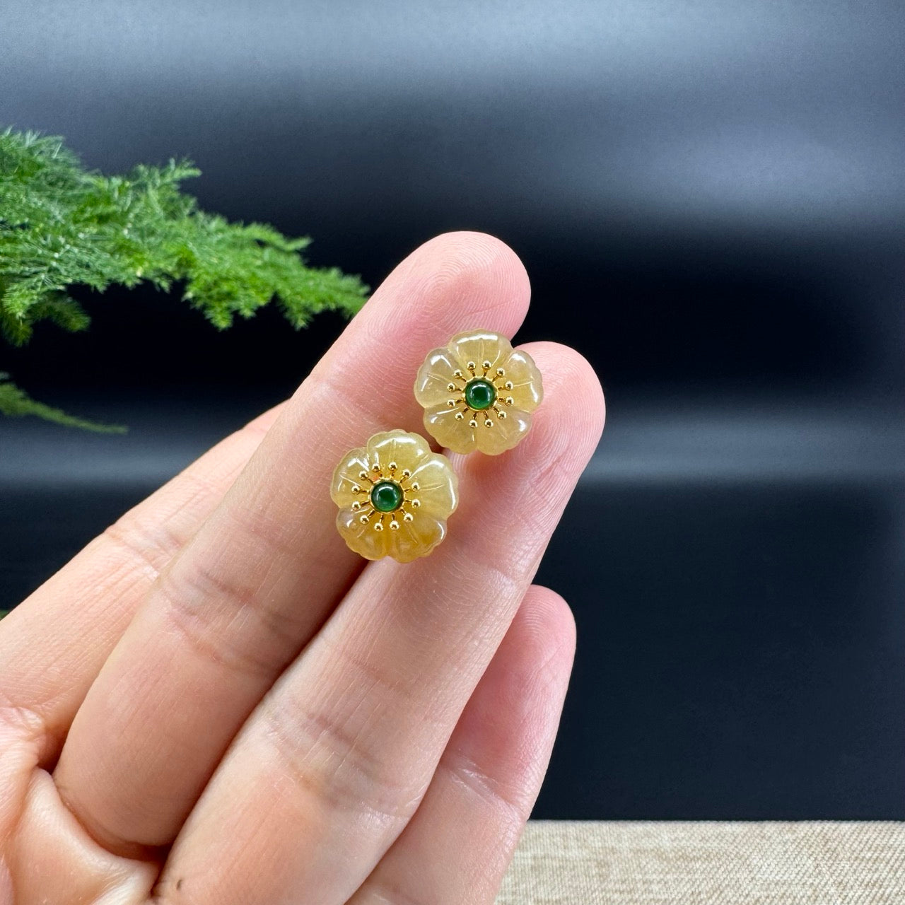 The earring shape of the flowers.The jade color is yellow.