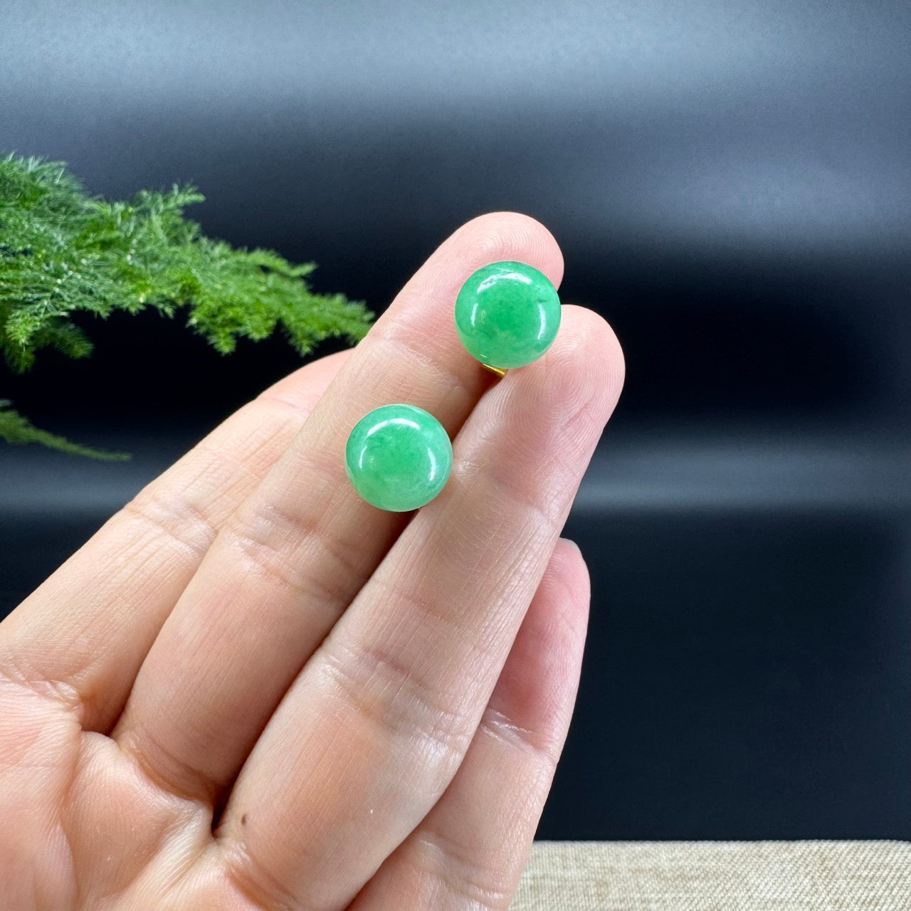 The earring shape of the round.The jade color is green.