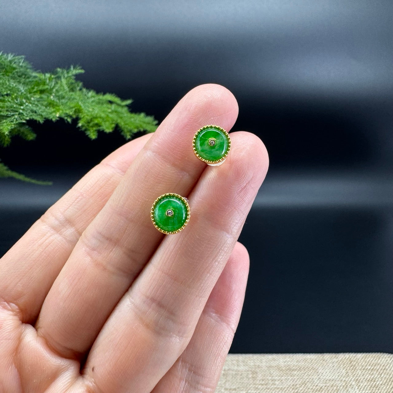 The earring shape of the round.The earring color is green.