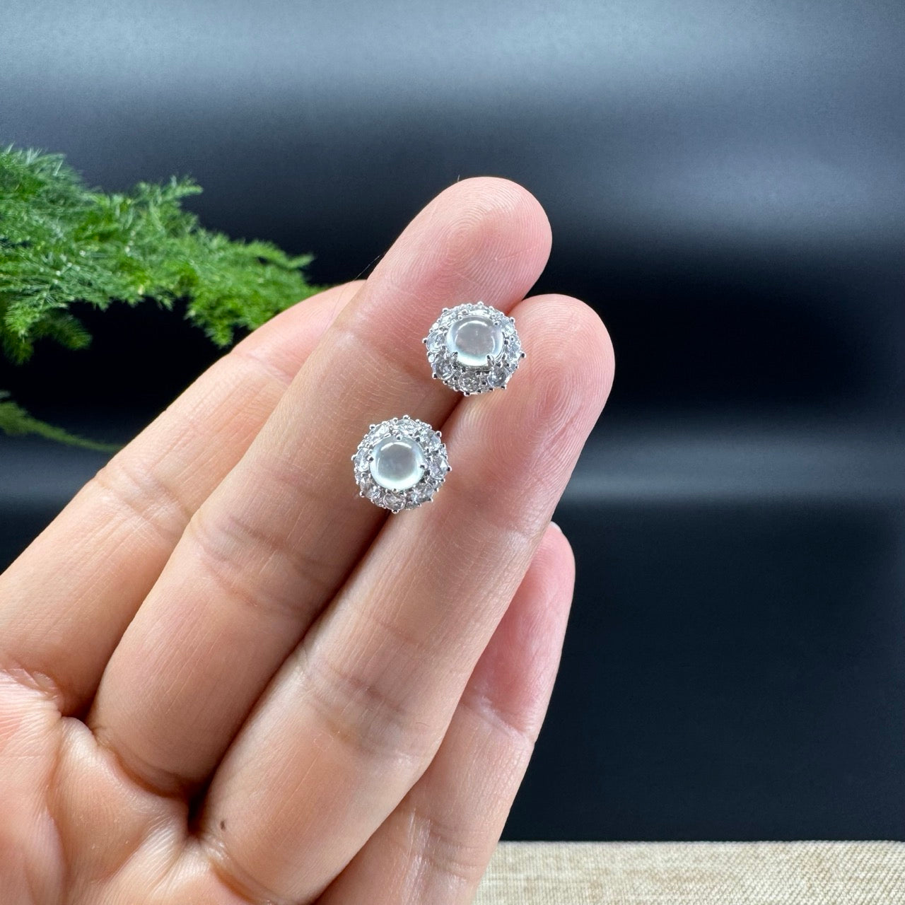 The earring shape of the round.The jade color is icy.