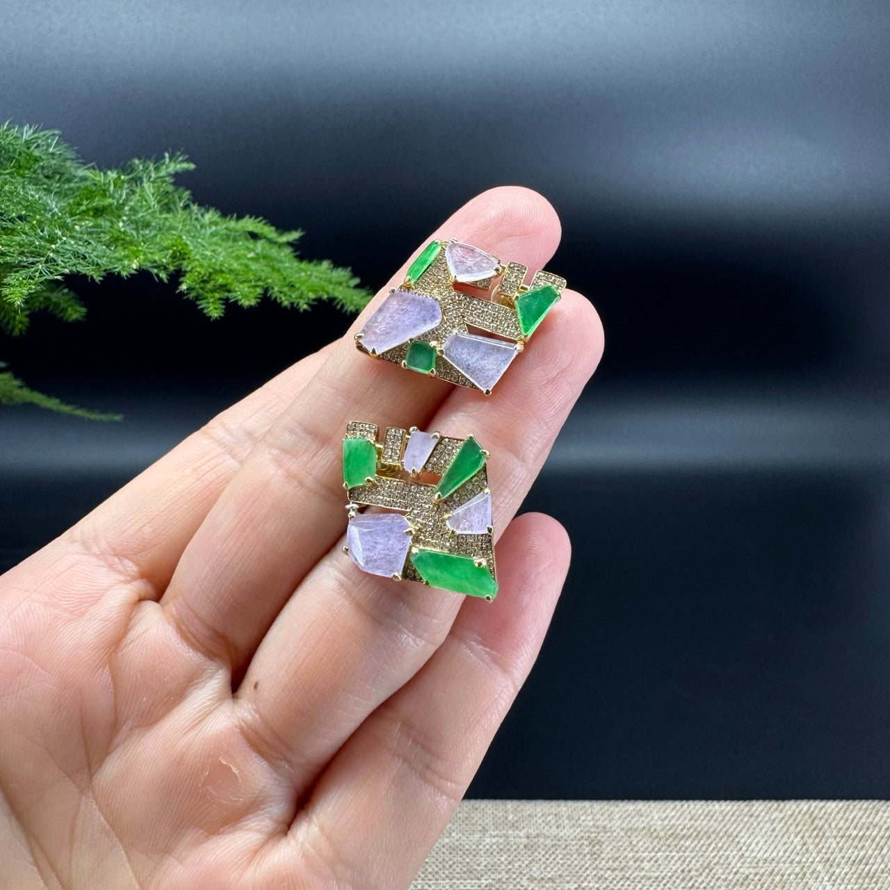 The earring shape of the polygon.The earring colors are pink and green.